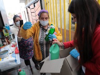 Municipalidad de Antofagasta entrega alimentos y gas a ollas comunes organizadas por vecinos en la comuna