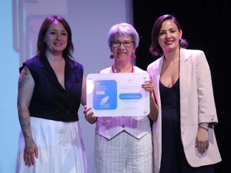 Creadora regional participa de ceremonia Premios Literarios 2024