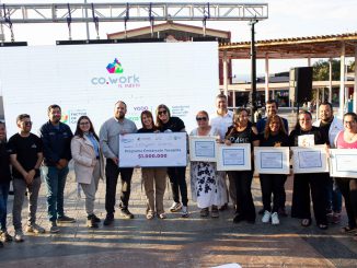 El Puerto Cowork premió a la ganadora del Programa Embárcate en la Plaza Carlos Condell de Tocopilla